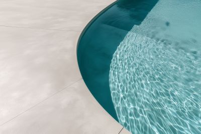 Detailaufnahme einer runden Poolkante aus hellem Stein