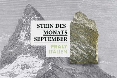 Zeichnung von einem Berg im Hintergrund, davor ein grün-grauer Fels rechts und Text „Stein des Monats September – Praly, Italien“ links.